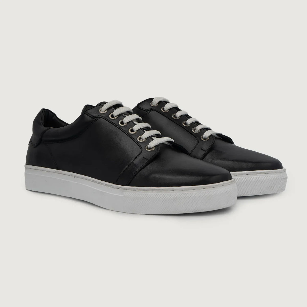 Carter Runn Black Leather Sneakers For Men in Black Full-Grain Leather - Lateral Side Profile View | Buy Online