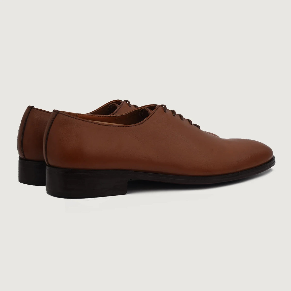 Close-Up Detail of Classic Collar & Heavy-Duty Zipper Hardware on Director Wholecut Tan Leather Shoes