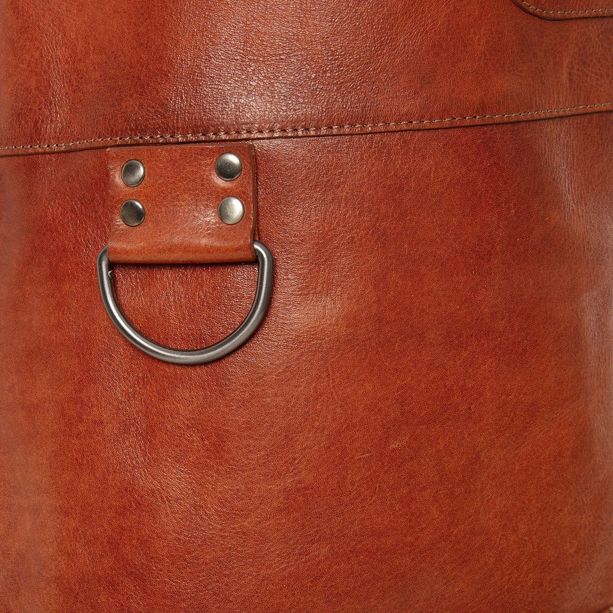 
Close-Up Detail of Classic Collar & Heavy-Duty Zipper Hardware on Leather Apron Churrasco