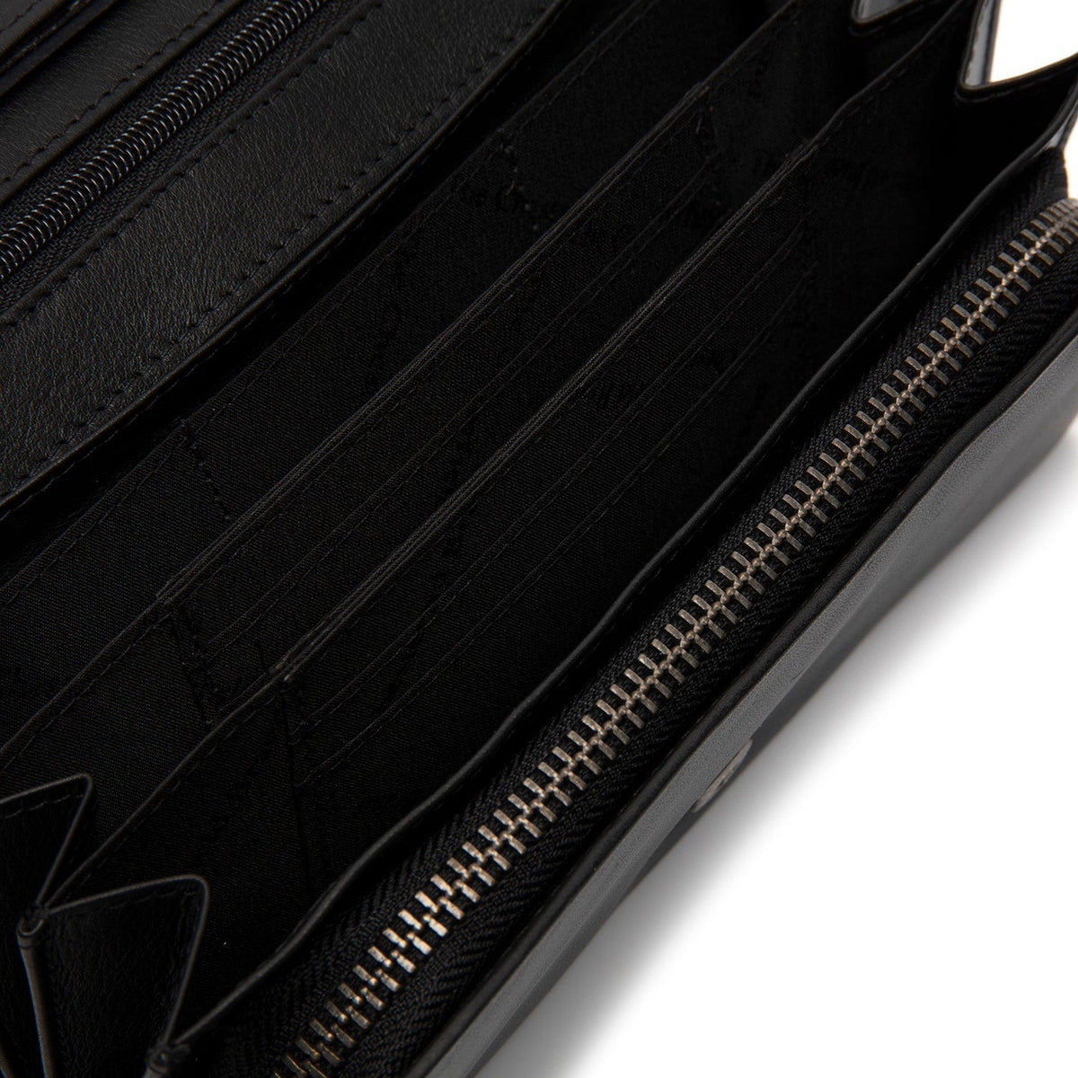 
Solid Antique Brass Hardware & Heavy-Duty Dual Zipper Detail on Arvento Full-Grain Leather Wallet