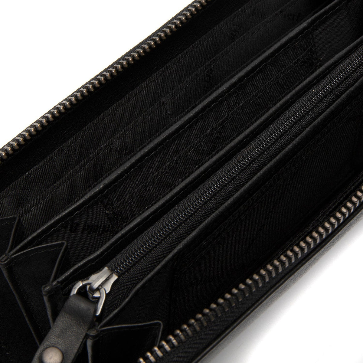 
Solid Antique Brass Hardware & Heavy-Duty Dual Zipper Detail on Cantara Full-Grain Leather Wallet