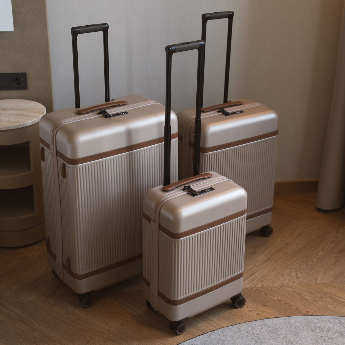 
Hand Luggage Suitcase Front Pocket Zuna - Lateral Side Profile View Showing Sleeve Cut & Athletic Taper Fit